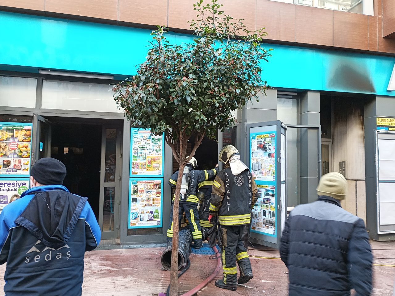 Kocaeli'de market yangını: 6 kişi dumandan etkilendi