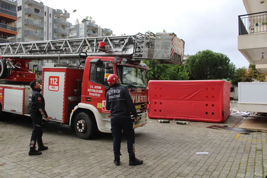 Sinir krizi geçiren kadın mahalleyi ayağa kaldırdı: Eline ne geçerse camdan aşağı attı 2 Sinir krizi geçiren kadın mahalleyi ayağa kaldırdı: Eline ne geçerse camdan aşağı attı 2