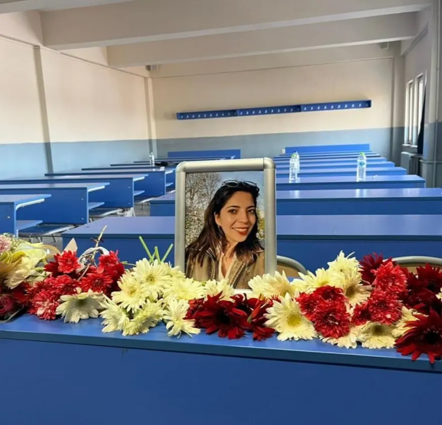 ARKADAŞLARI SIRASINI ÇİÇEKLERLE SÜSLEDİ 2