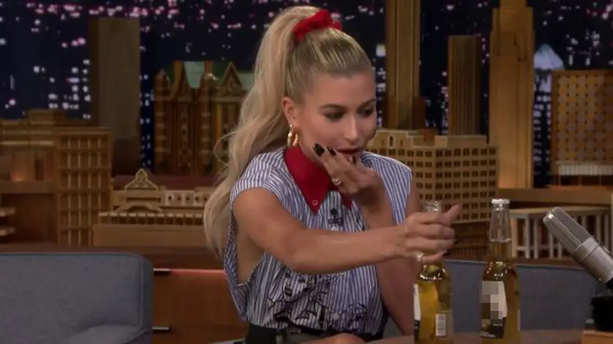 Hailey Baldwin kameralar önünde dişiyle şişe açtı 3 Hailey Baldwin kameralar önünde dişiyle şişe açtı 3