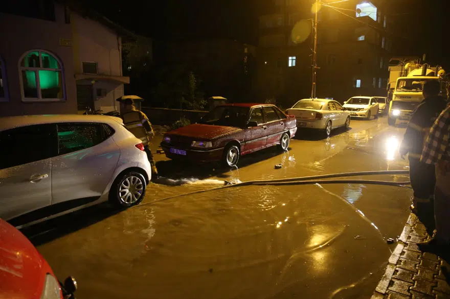 Tokat'ta sağanak: Yollar göle döndü, su baskınları yaşandı 