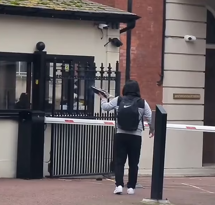 Londra'daki Türk Konsolosluğu önünde Kur'an-ı Kerim yakıldı 