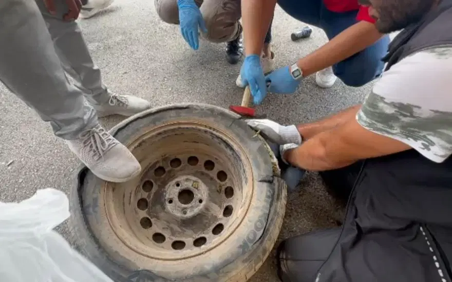 Adana’da sevgililere uyuşturucu gözaltısı: “Ucuz diye toplualdım” Adana’da sevgililere uyuşturucu gözaltısı: “Ucuz diye toplualdım”