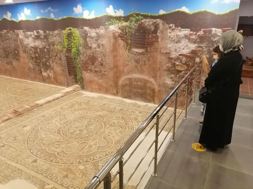 1800 yıllık elma mozaiği sergilenmeye başladı 9 1800 yıllık elma mozaiği sergilenmeye başladı 9