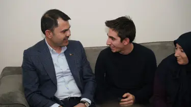 Bakan Kurum, depremde ailesinden 4 kişiyi kaybeden Ömer'i ziyaret etti