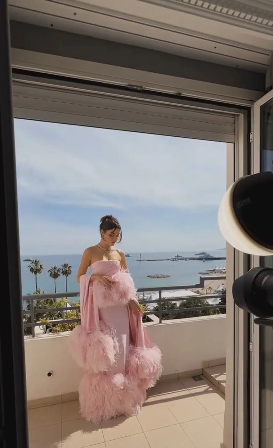 Hande Erçel Cannes kırmızı halısında 1