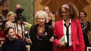 2019 Booker Ödülü Margaret Atwood ve Bernardine Evaristo'ya verildi 2019 Booker Ödülü Margaret Atwood ve Bernardine Evaristo'ya verildi