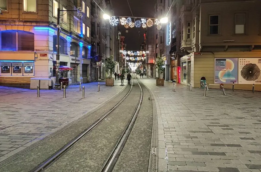 Hafta içi sokağa çıkma kısıtlaması uygulanan süreler içerisinde lokanta, restoran tarzı yeme-içme yerleri paket servis hizmeti verebilirler mi? 