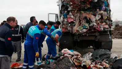 İçinde telefon ve para olan çantasını yanlışlıkla çöpe attı