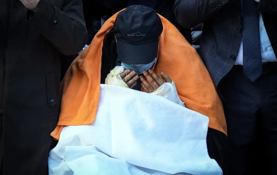 Kartalkaya yangın faciası: Vücudundaki kırıklara aldırmadı, eşi ve 2 çocuğunu son yolculuklarına uğurladı 3