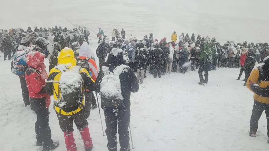 Cumhuriyet Bayramı kutlamasında tipiye yakalandılar: Kar altında Cumhuriyet coşkusu 2 Cumhuriyet Bayramı kutlamasında tipiye yakalandılar: Kar altında Cumhuriyet coşkusu 2