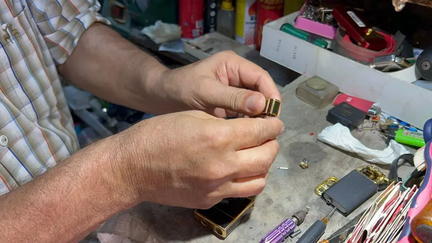 İskenderun'lu "Çakmak doktoru", 40 yıldır 2 metrekarelik dükkanda çalışıyor 1