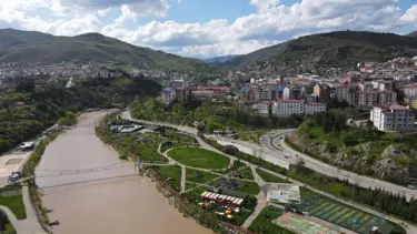 Munzur Çayı'na uçan araçtakileri arayan dalgıçlara "sağanak" engeli