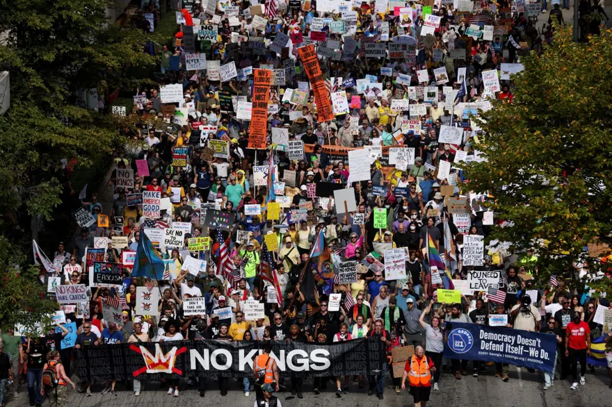 Trump'a karşı "Krallara hayır" gösterisi: Milyonlarca kişi katılıyor 