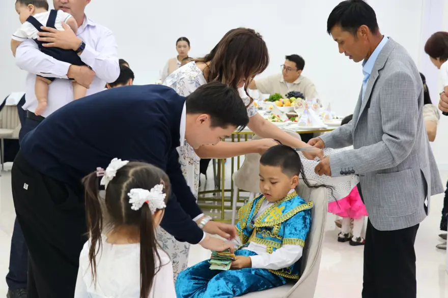 Kazakistan'da ilginç gelenek: Doğduğundan beri uzattığı saçları merasimle kesildi 1