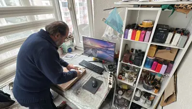 Hobisi haline geldi, topladığı atıklardan yapıyor: "Sizin çöp dediklerinizi değerlendiriyorum"