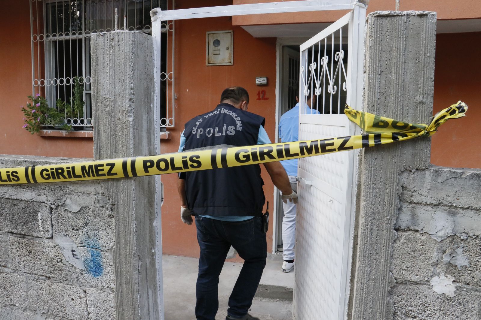 76 yaşındaki adam 74 yaşındaki karısını öldürdü: Silahıyla polise teslim oldu