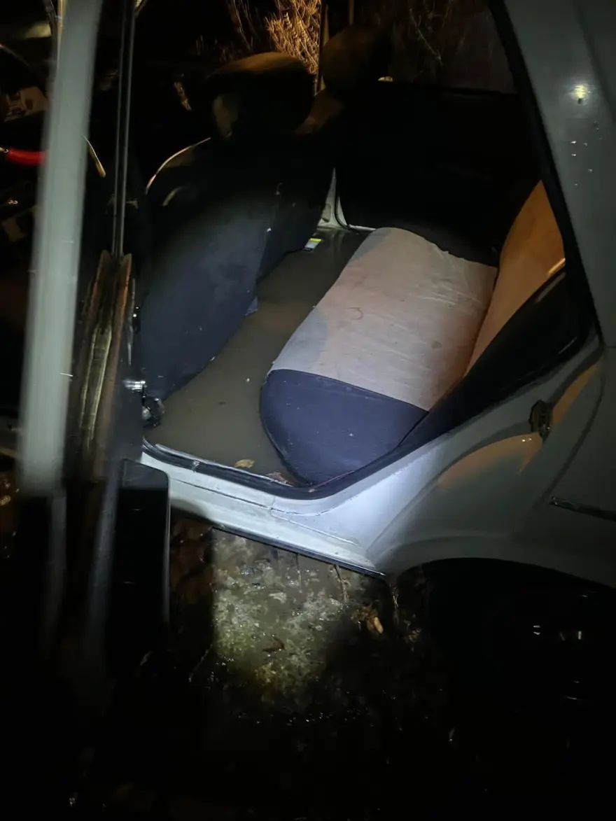 Dereden karşıya geçen otomobil akıntıya kapıldı, 2 kişi mahsur kaldı 2