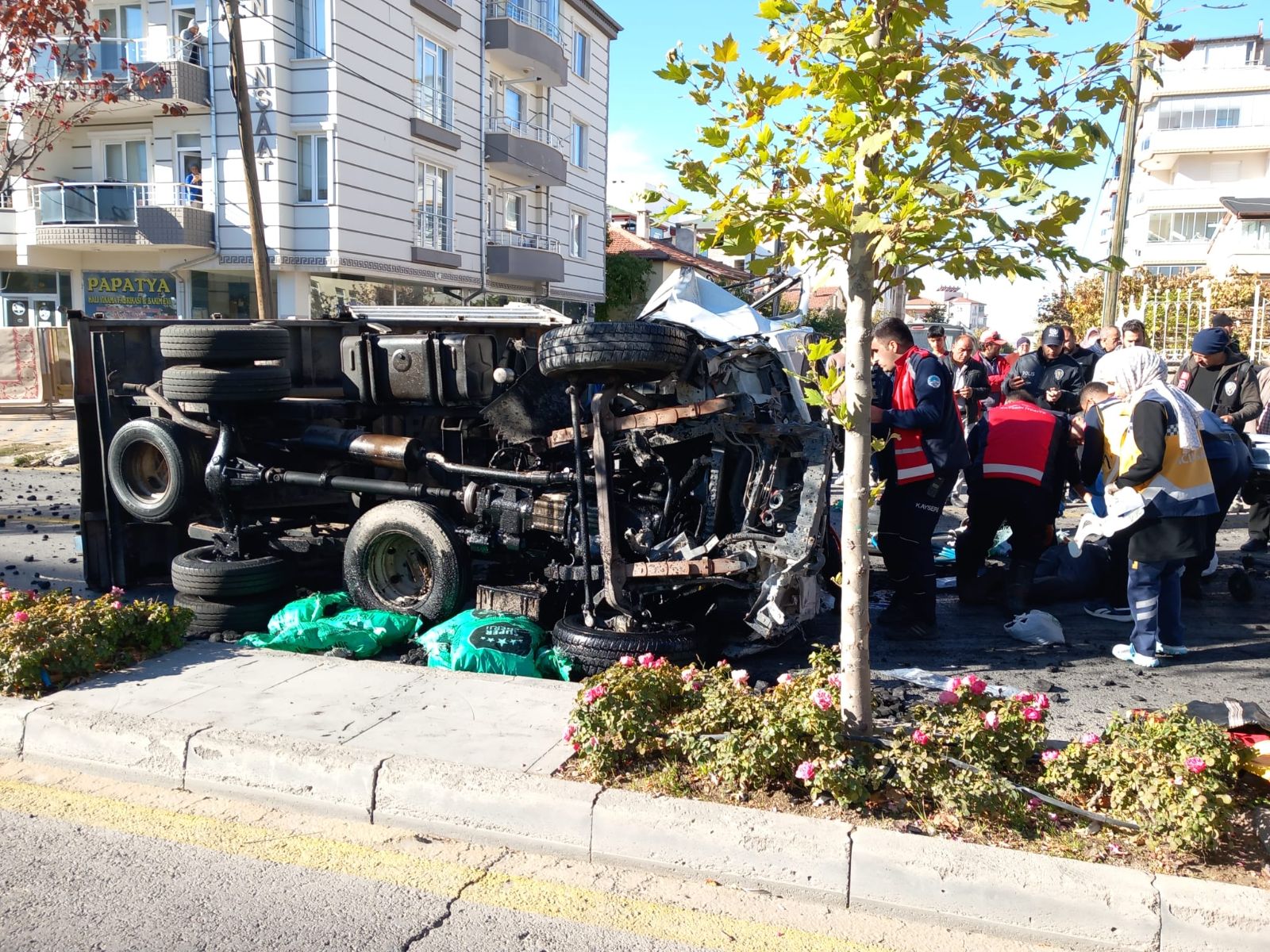 Kömür yüklü kamyon otomobile çarpıp devrildi: Bir kişi yaşamını yitirdi, 6 kişi yaralı