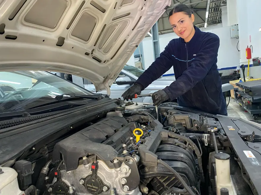 27 yaşındaki 3 üniversite diplomalı kadın usta: Baba mesleğini sürdürerek oto tamirciliği yapıyor 5