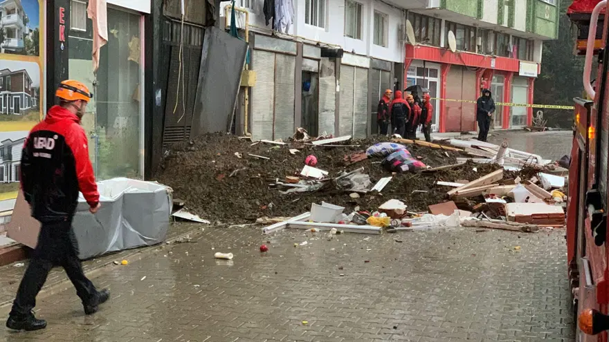 Çayeli'de heyelan: 1 ölü, 4 yaralı 6 Çayeli'de heyelan: 1 ölü, 4 yaralı 6