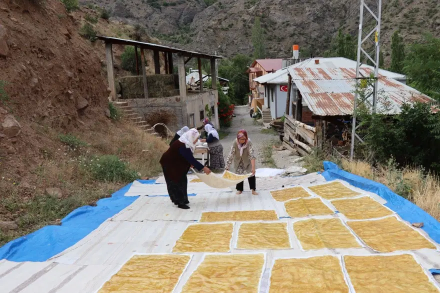 Yaz aylarında unla birlikte pişiriliyor: Hem sağlıklı hem besleyici, güneşin altında 2 gün kurutuluyor 4