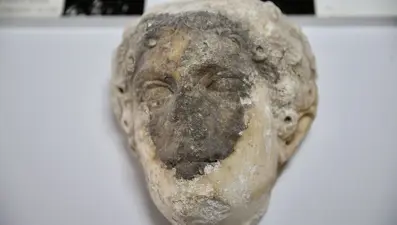 Fethiye Kalesi kazısında Apollon'a ait heykel başı bulundu