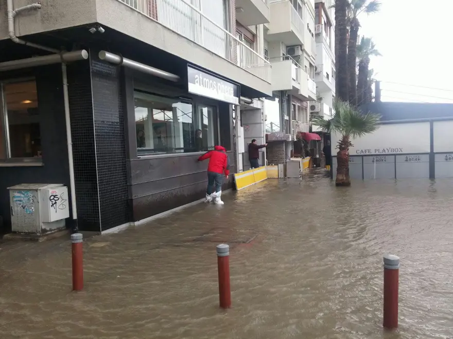 İzmir'de fırtına: Deniz taştı, işyerlerini su bastı 25