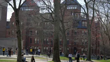 Harvard’a bir darbe daha: Yabancı öğrenci kayıt yetkisini kaybedebilir