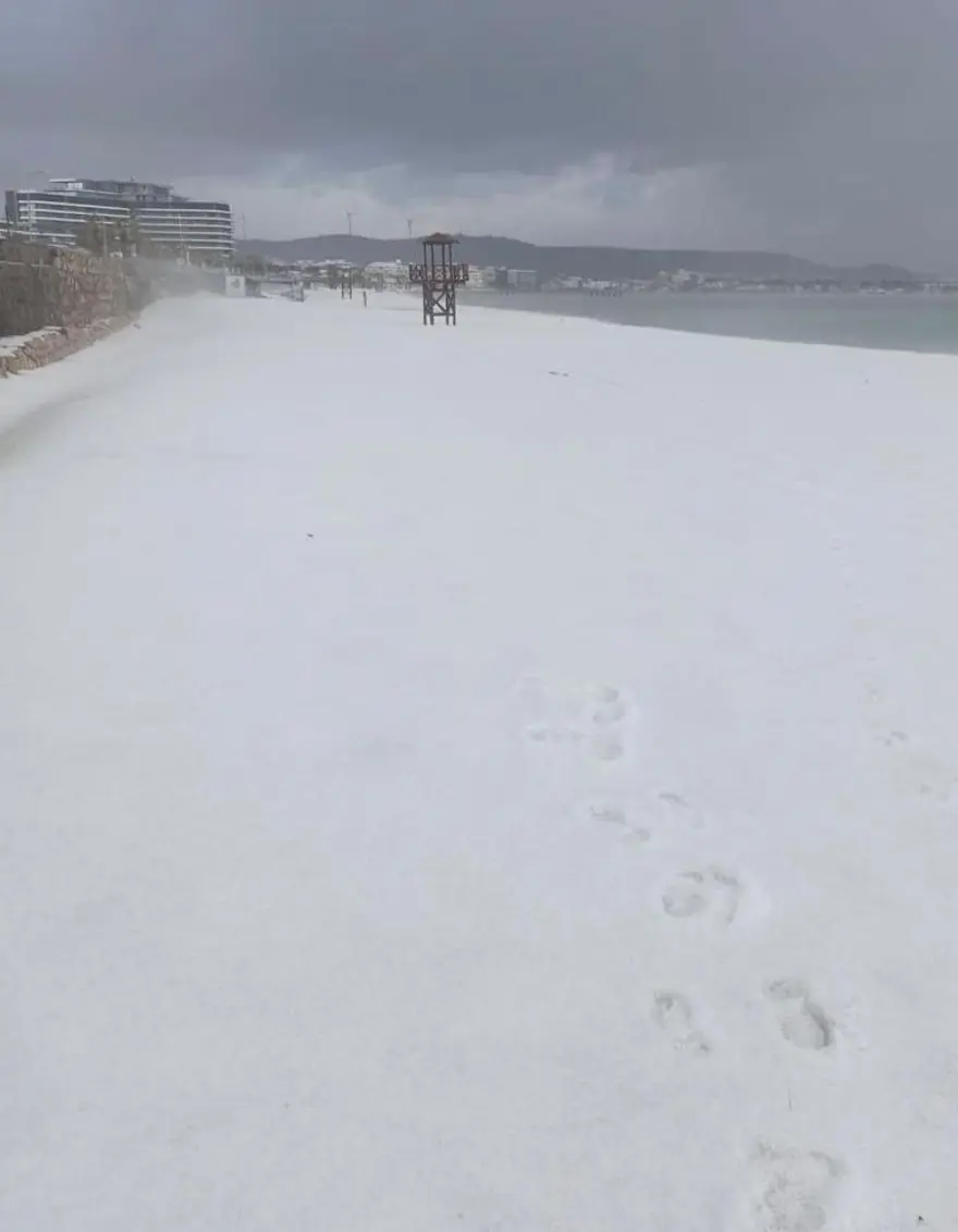 Dolunun etkili olduğu Çeşme'de plajlar beyaza büründü 11