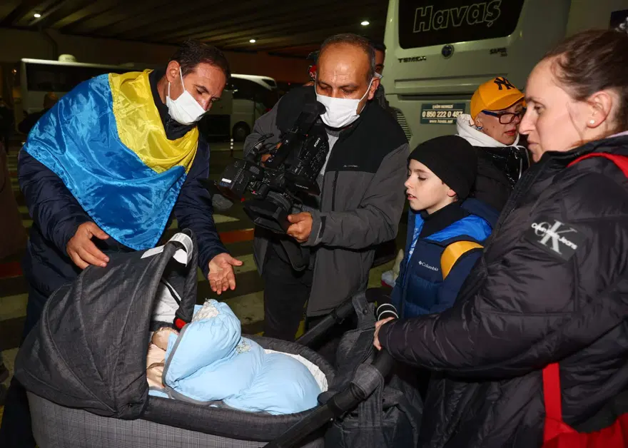 Savaştan kaçan Ukraynalı kadın ve çocuklar İzmir'e geldi 11