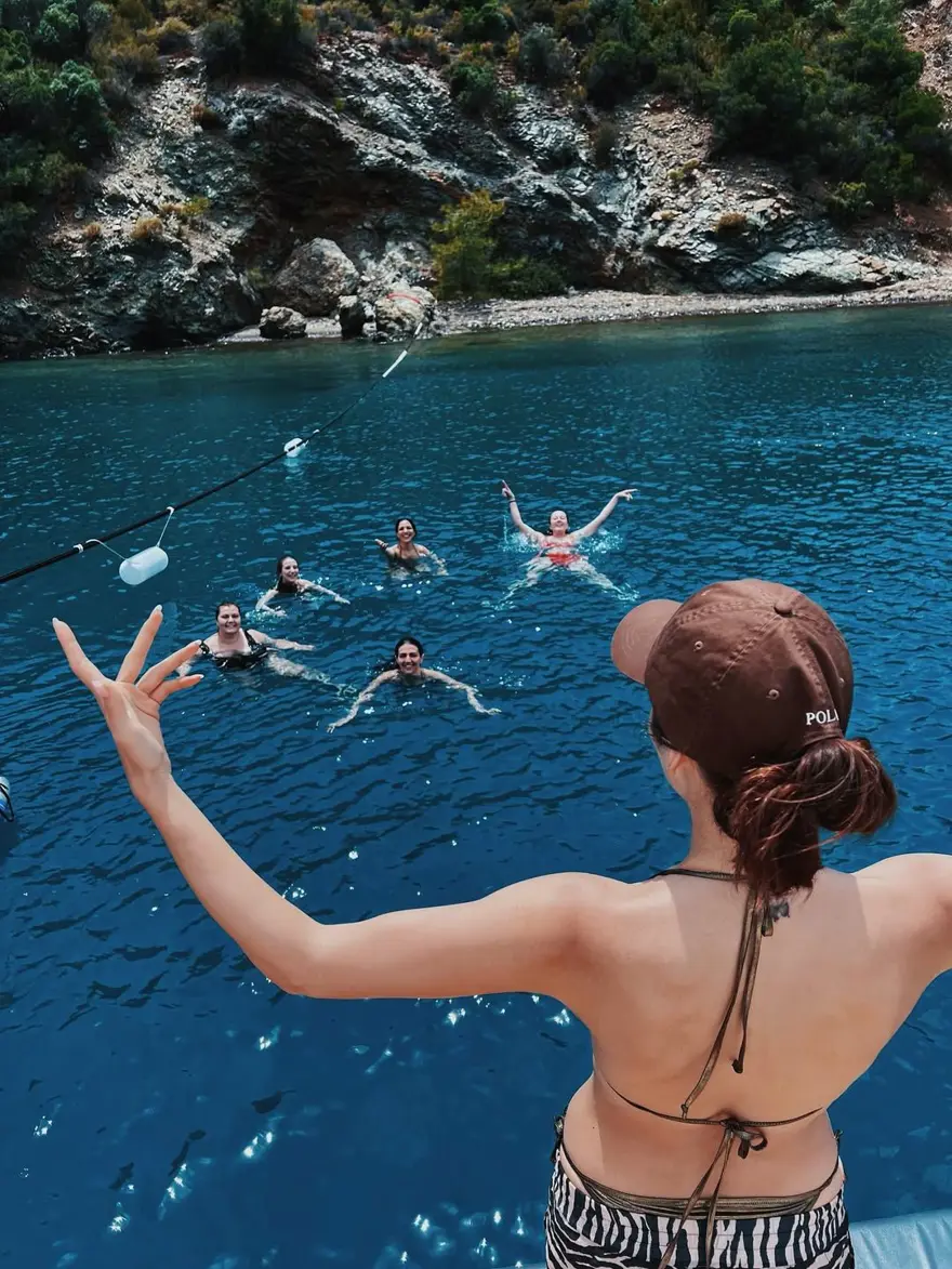 Hande Erçel tekne pozlarıyla beğeni topladı 4