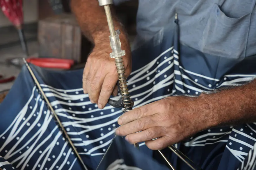 Şiddetli yağış yoğunluğu artırdı: Tamir için dükkanın yolunu tuttular 