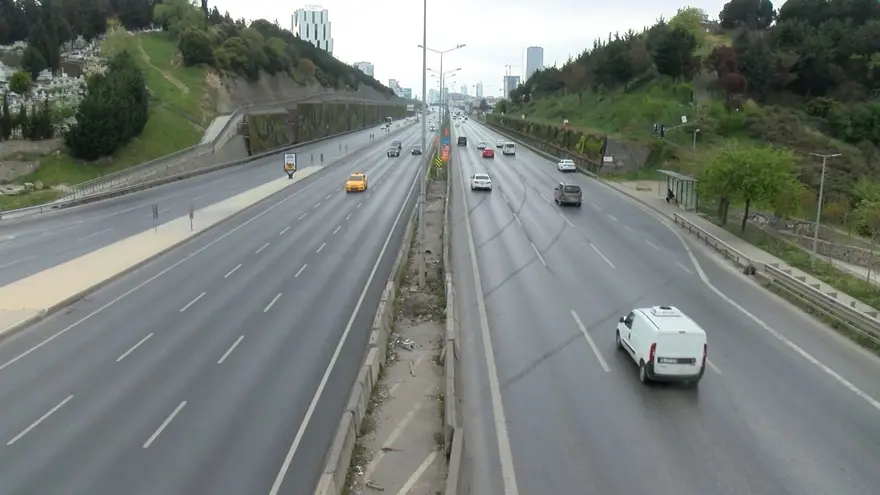 Bayramın ilk gününde yollar boş kaldı 6