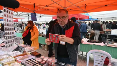 Pazar tezgahında para satıyor: 54 sene biriktirdi şimdi alıcı bekliyor