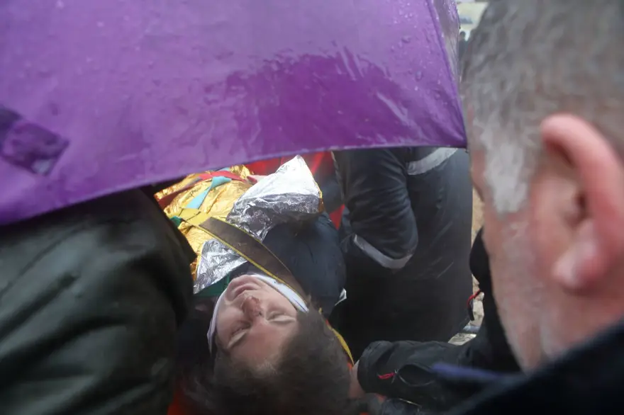 Enkaz altındakiler için zamana karşı yarış 83