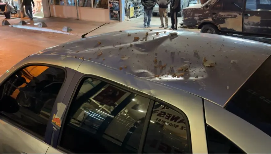 Beyoğlu'nda korku dolu anlar! Balkon duvarı yola çöktü: Saniyelerle kurtuldu 