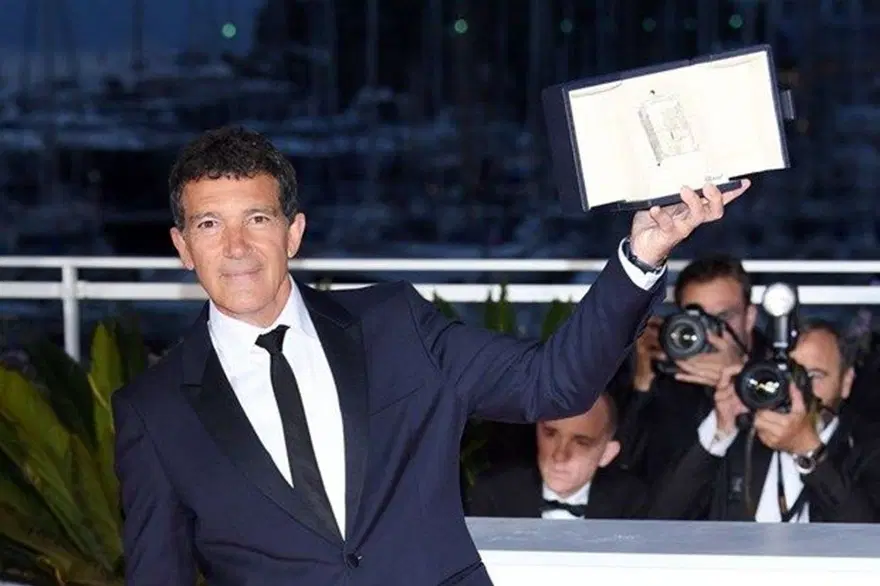 Antonio Banderas corona virüsü yendi 3