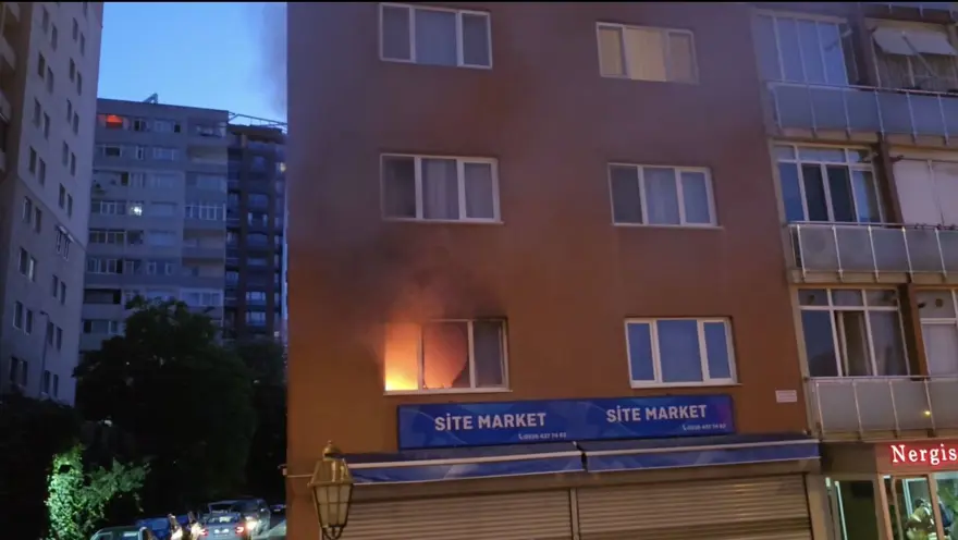 Ataşehir'de 14 katlı binada yangın 