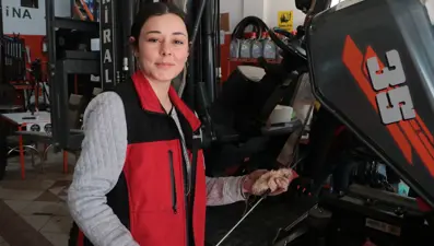 Sanayinin tek kadın çalışanı Melike Hanım:Ağabeyine özendi şimdi forklift servisinde çıraklık yapıyor