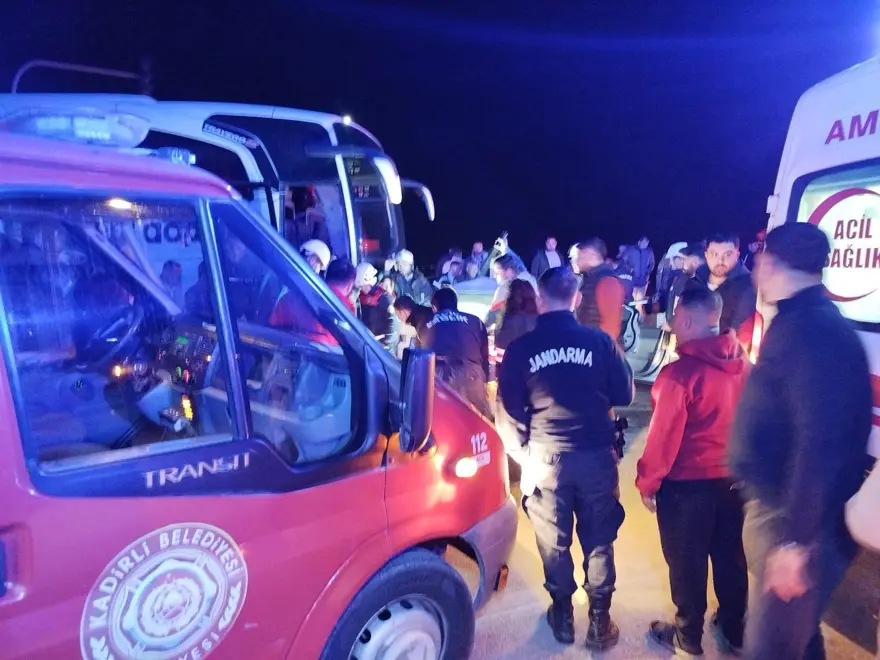 Adana’da feci kaza: Karı-koca otomobilde sıkıştı 1