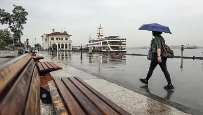 İstanbul'da hava sıcaklığı düşecek. Valilik yağış uyarısı yaptı.