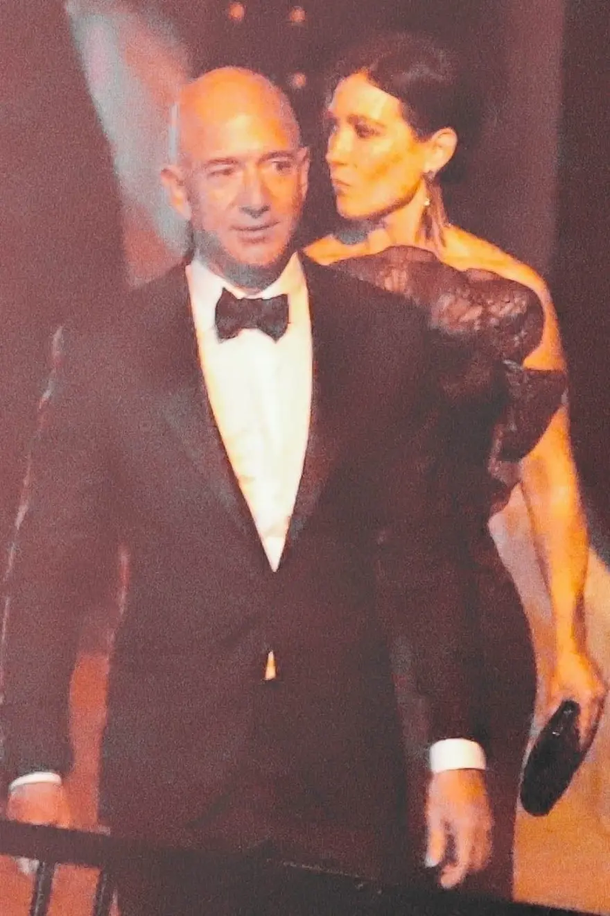 Jeff Bezos gizemli kadınla partide 1