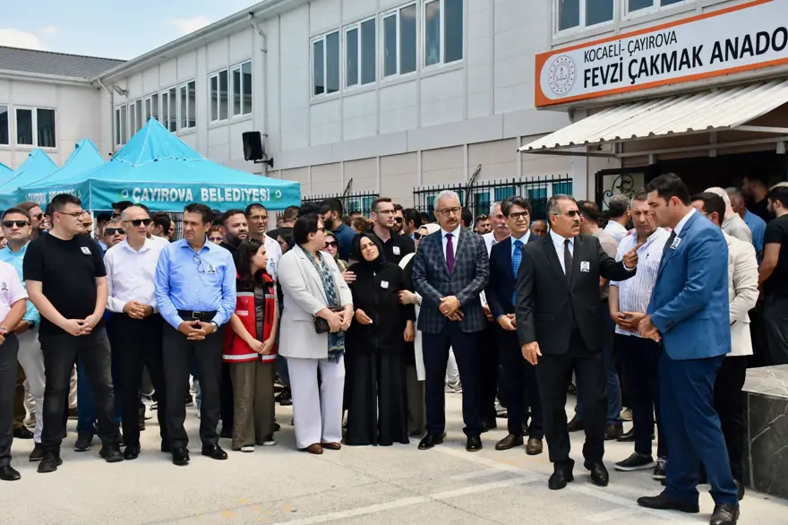 Öldürülen lise müdür yardımcısı son yolculuğuna uğurlandı 9 Öldürülen lise müdür yardımcısı son yolculuğuna uğurlandı 9