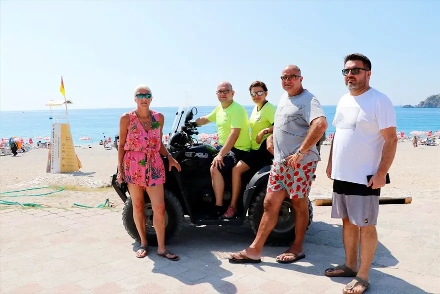 ATV motorlu 112 Acil Servis ekibi sahillerde hayat kurtarıyor 7