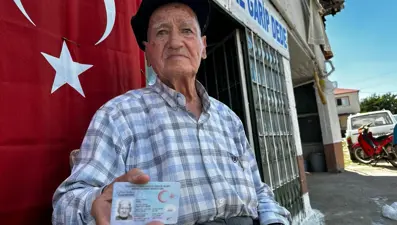 Bir ilçenin en yaşlı esnafı: Herkes onu "Garip Dede" olarak tanıyor