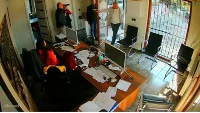 Çalışanların gözü önünde iş yeri sahibine kurşun yağdırdı