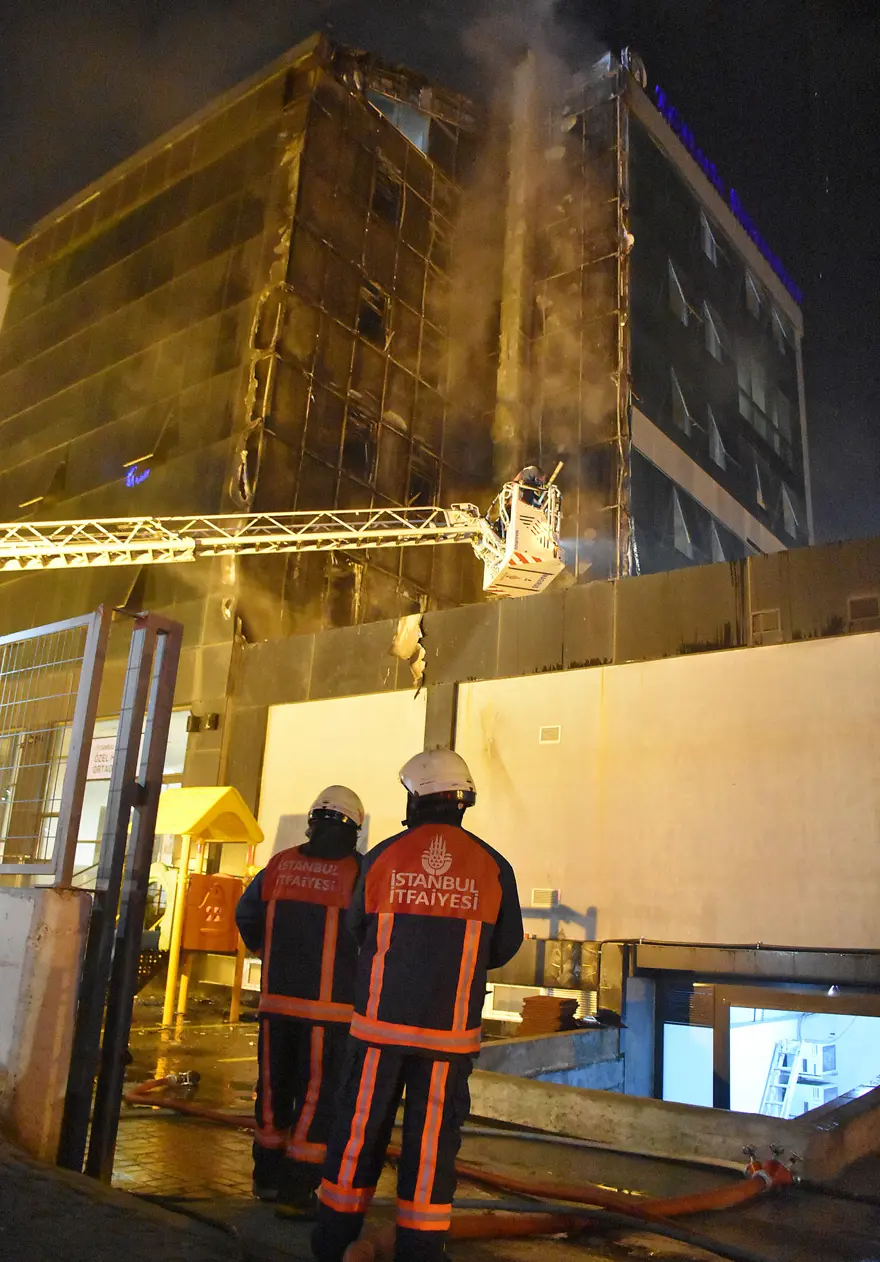 Haliç Üniversitesi'nde yangın 4 Haliç Üniversitesi'nde yangın 4