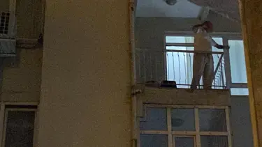 Komşuları şikayet etti: Polisler gelince kafasına silah dayadı