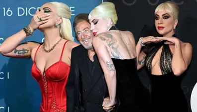 Lady Gaga kırmızı halıya fare dövmesiyle damga vurdu